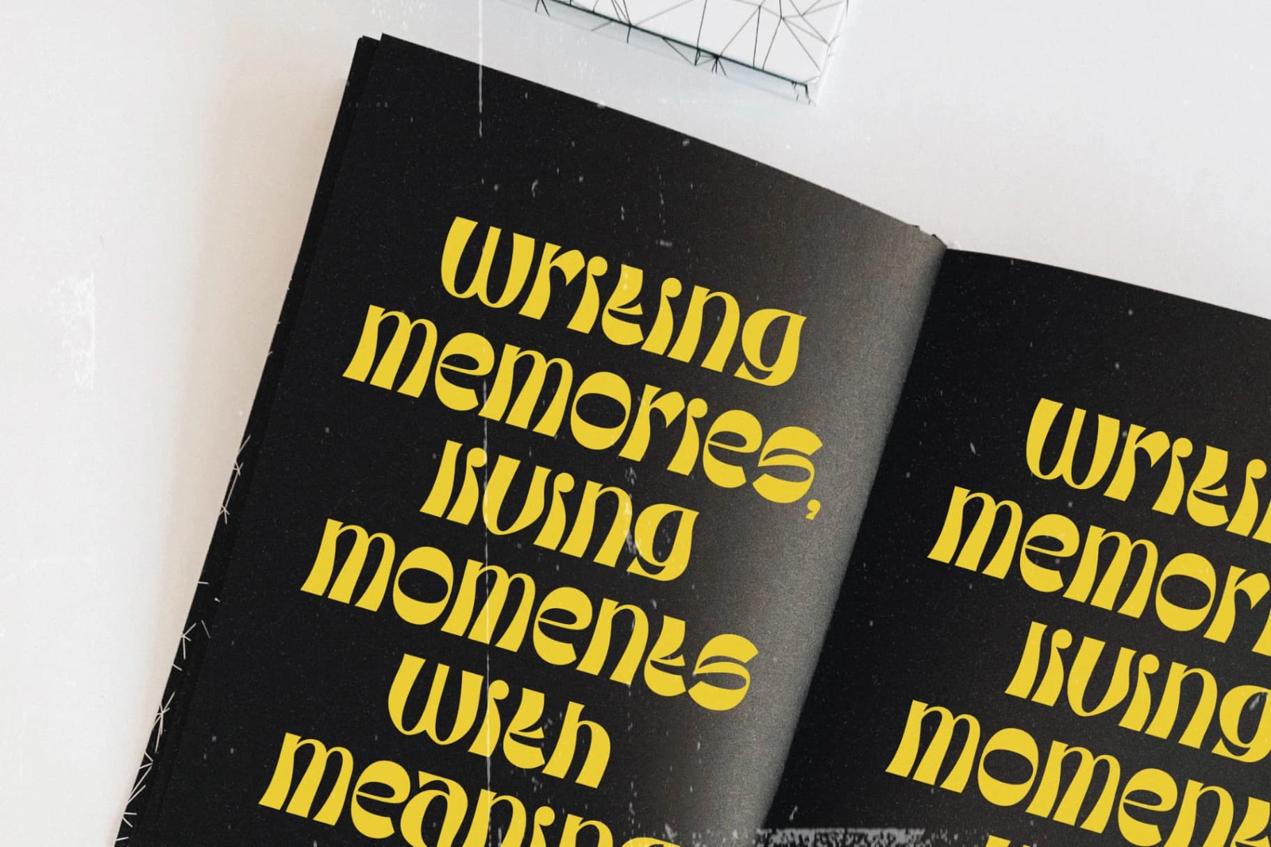 Preview 4 for Bright Screen - Modern Display Font